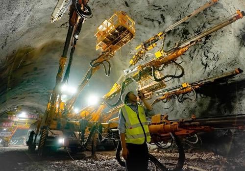 Feed beam on drill rigs.jpg Feed beam on drill rigs.jpg